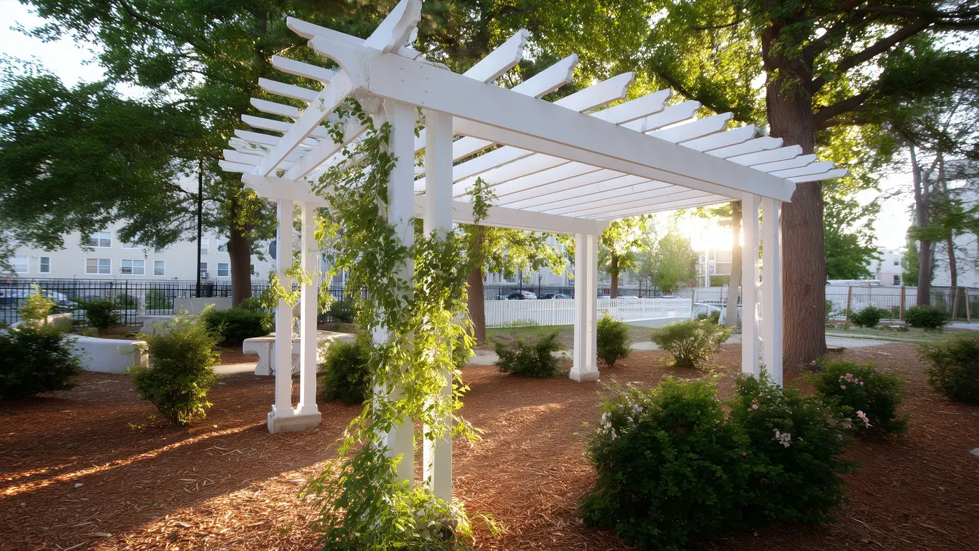 Pergola med solskydd över en uteplats